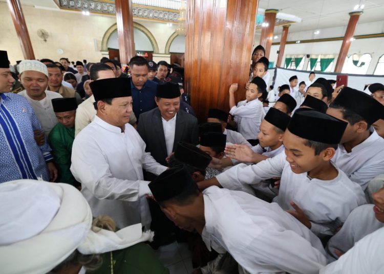 Prabowo Beri Makan Siang dan Susu Gratis kepada 7 Ribu Santri di Tasikmalaya – Warga Berita