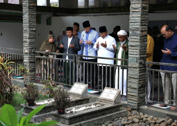 Prabowo Ziarah ke Makam Pendiri Pondok Pesantren Miftahul Huda Tasikmalaya – Warga Berita 1 Prabowo Ziarah ke Makam Pendiri Pondok Pesantren Miftahul Huda Tasikmalaya – Warga Berita