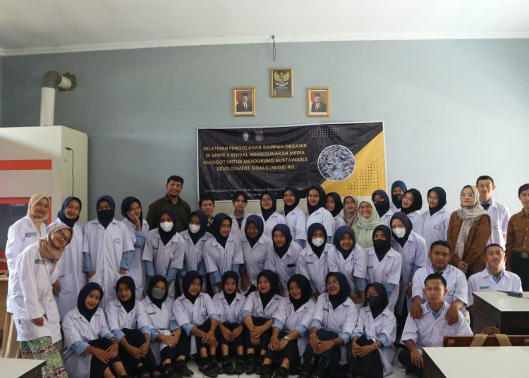 Sekolah Vokasi Undip Latih Siswa SMKN 3 Kendal Olah Limbah Organik