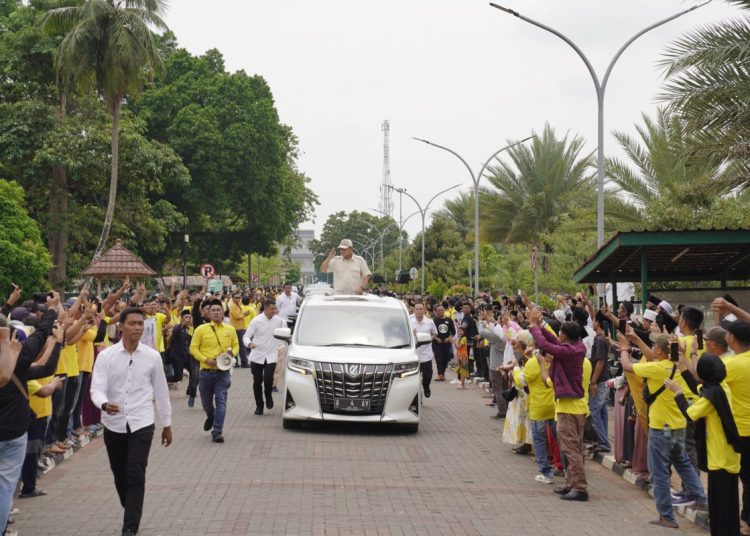 Prabowo Beli Bendera Palestina di Pedagang saat Menuju Doa Bersama 2.000 Kiai se-Banten – Warga Berita