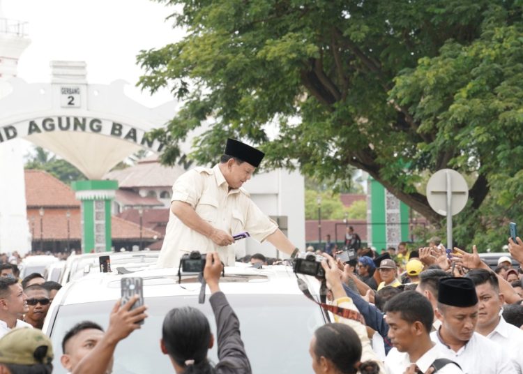 Disambut Masyarakat Banten, Prabowo Berbagi Cokelat kepada Anak-anak – Warga Berita
