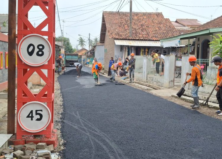 7 Tahun Rusak, Jalan Lingkungan Sumampir Timur Akhirnya Diperbaiki – Warga Berita