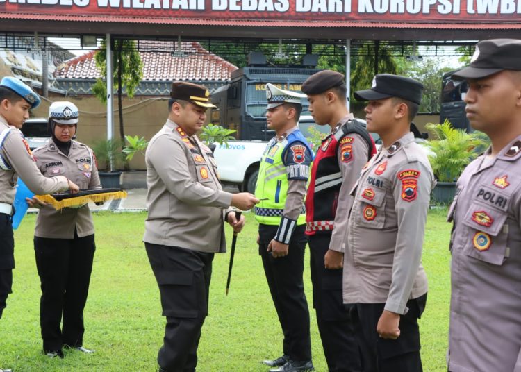 Kapolres Brebes Bekali Anggota Polisi Buku Saku, Komitmen Jaga Netralitas Dalam Pemilu