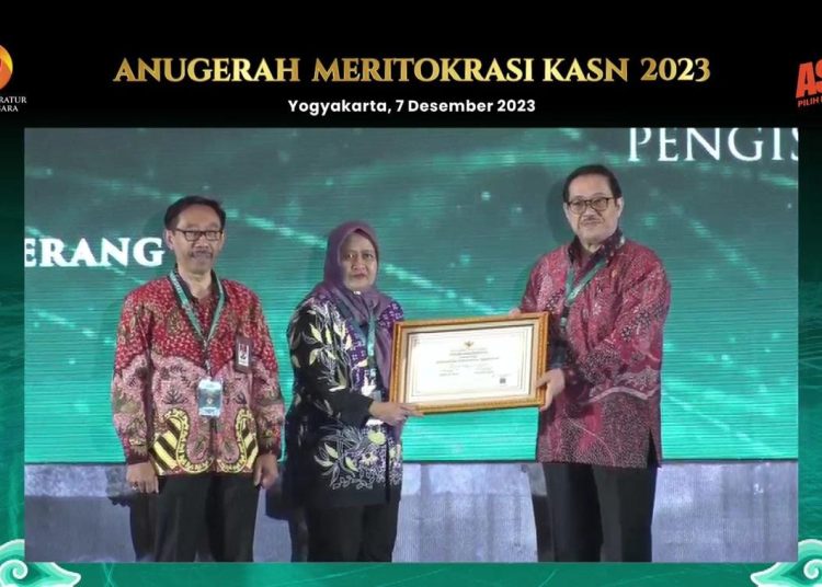 Pemkab Tangerang Raih Dua Penghargaan Anugerah Meritokrasi KASN 2023 – Warga Berita
