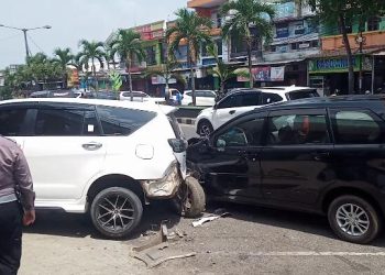 Mengantuk, Avanza Tabrak Kijang Innova Terparkir di Pandeglang – Warga Berita