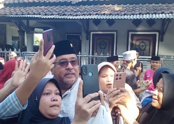 Rano Karno Diserbu Emak-emak di Pandeglang, Usai Kunjungan Bersama Cawapres Mahfud MD – Warga Berita