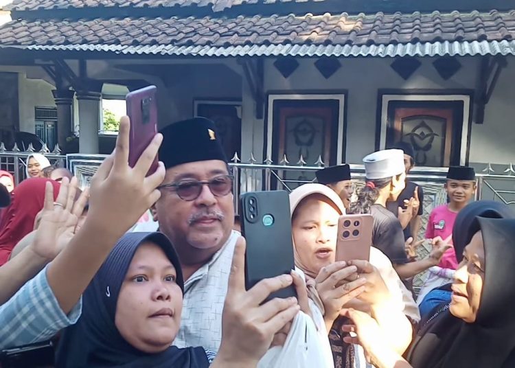 Rano Karno Diserbu Emak-emak di Pandeglang, Usai Kunjungan Bersama Cawapres Mahfud MD – Warga Berita 1 Rano Karno Diserbu Emak-emak di Pandeglang, Usai Kunjungan Bersama Cawapres Mahfud MD – Warga Berita