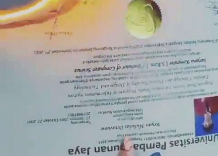 Viral, Helm Tak Dikembalikan, Ijazah Mantan Pacar Dibakar – Warga Berita