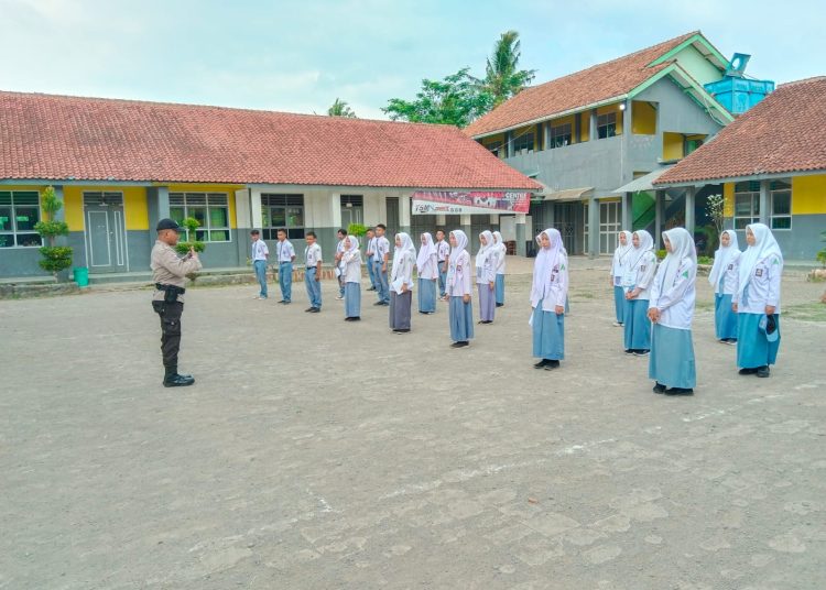 Bhabinkamtibmas Polsek Bantarkawung Latih PBB Siswa Siswi SMK Alfurqon Bantarkawung 1 Bhabinkamtibmas Polsek Bantarkawung Latih PBB Siswa Siswi SMK Alfurqon Bantarkawung
