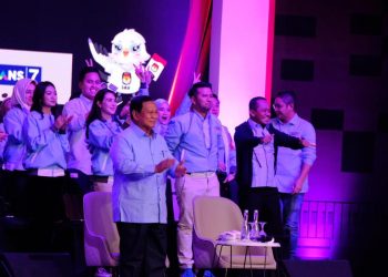 Prabowo-Gibran Tiba di Lokasi Debat dengan Wajah Sumringah, Salaman dengan Wartawan Senior – Warga Berita