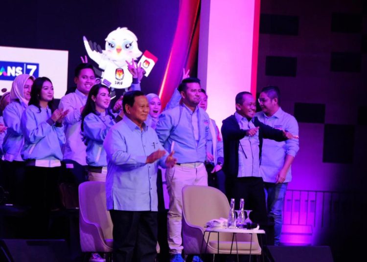 Prabowo-Gibran Tiba di Lokasi Debat dengan Wajah Sumringah, Salaman dengan Wartawan Senior – Warga Berita 1 Prabowo-Gibran Tiba di Lokasi Debat dengan Wajah Sumringah, Salaman dengan Wartawan Senior – Warga Berita