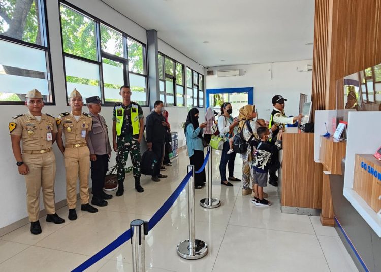 Jaga Kamtibmas, Kanit Binmas Polsek Brebes Berikan Pembinaan Dan Penyuluhan Kepada Pengunjung Stasiun KAI Kab. Brebes