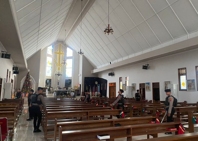 Pastikan Keamanan Polres Brebes Lakukan Sterilisasi Gereja