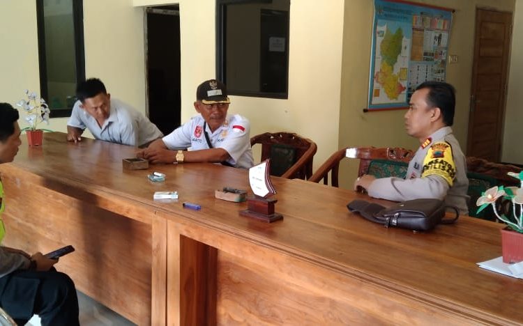 Kapolsek Losari Sambang Kantor Kepala Desa Jatisawit Koordinasi Kamtibmas
