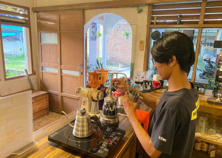 Dukung Net Zero Emission, Kedai Kopi Rumahan di Lebak Ini Jadi Ambasador Electrifying Lifestyle – Warga Berita