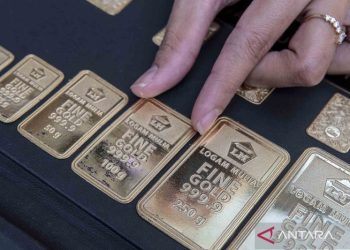 Harga emas Antam hari ini anjlok
