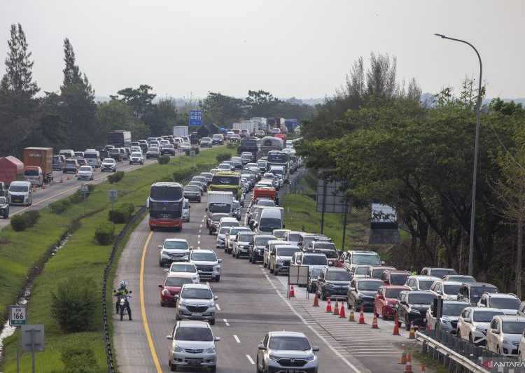 69.930 kendaraan tinggalkan Jakarta via Tol Cikampek Utama