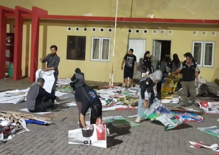 Bawaslu Semarang amankan 1.241 APK langgar aturan, Gerindra terbanyak 1 Bawaslu Semarang amankan 1.241 APK langgar aturan, Gerindra terbanyak