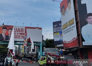 Tim gabungan tertibkan APK capres-cawapres di Alun-alun Kudus