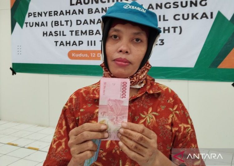 Pemkab Kudus salurkan BLT tahap ketiga bagi 65.149 buruh pabrik rokok 1 Pemkab Kudus salurkan BLT tahap ketiga bagi 65.149 buruh pabrik rokok