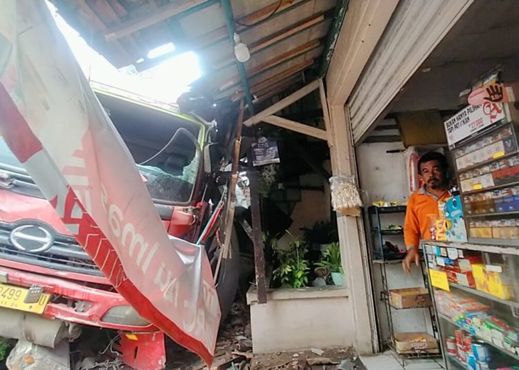 Sopir Truk Tanki Pertamina Tabrak 4 Warung di Pandeglang – Warga Berita