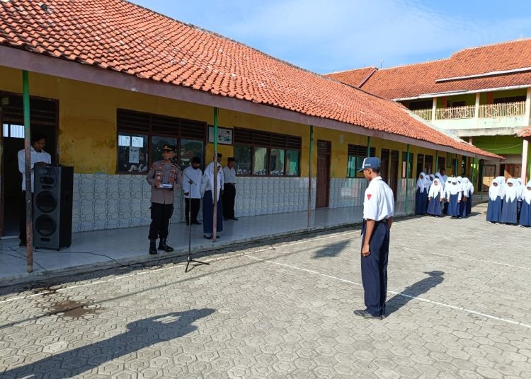 Jadi Pembina Upacara, Kapolsek Bulakamba Ajak Ratusan Pelajar Jauhi Kenakalan Remaja