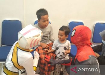 Tokoh superhero temani puluhan anak ikuti khitan massal di Solo