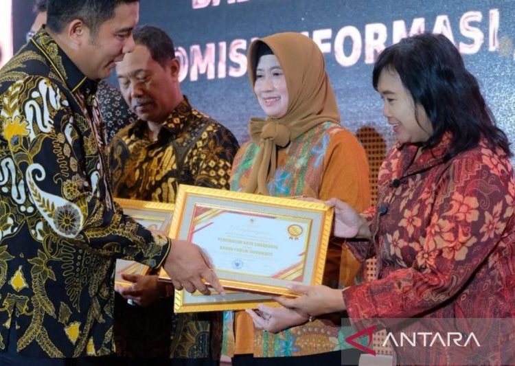Pemkot Surakarta raih penghargaan dari KI Jateng 1 Pemkot Surakarta raih penghargaan dari KI Jateng