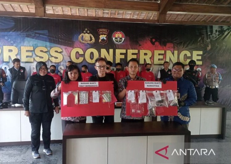 Enam kasus penyalahgunaan narkoba di Banyumas terungkap 1 Enam kasus penyalahgunaan narkoba di Banyumas terungkap