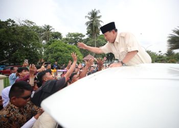 Seruan ‘Gemoy’ Sambut Kedatangan Prabowo di Masjid Agung Banten