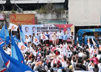 Prabowo Disambut Riuh Seruan Presiden di Pasar Raya Padang