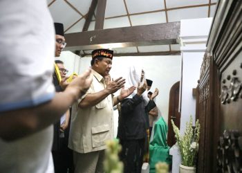 Prabowo Ziarah ke Makam Sultan Maulana Hasanudin