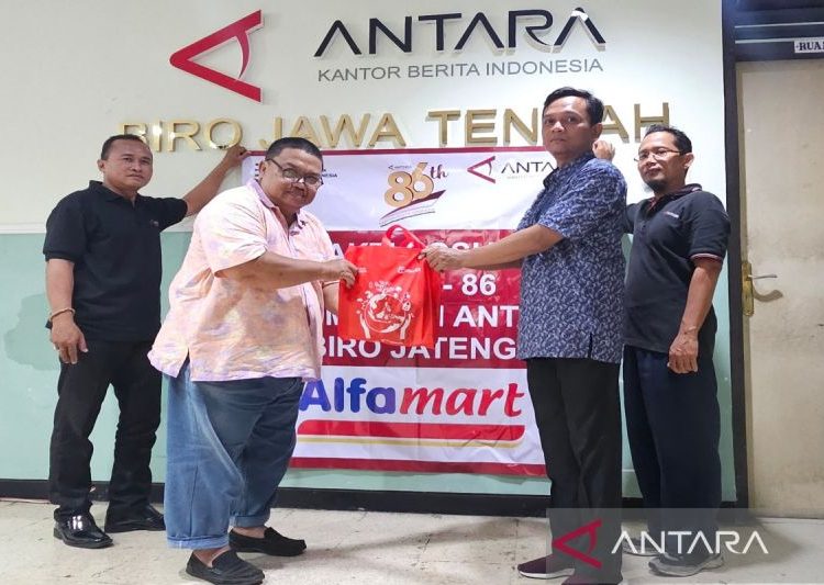 Warga Berita Biro Jateng bagikan paket sembako ke pensiunan dan karyawan
