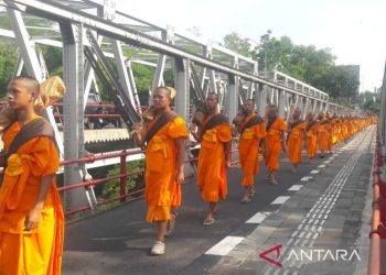 Peserta Pabbajja Samanera melakukan Thudong Candi Ngawen-Borobudur
