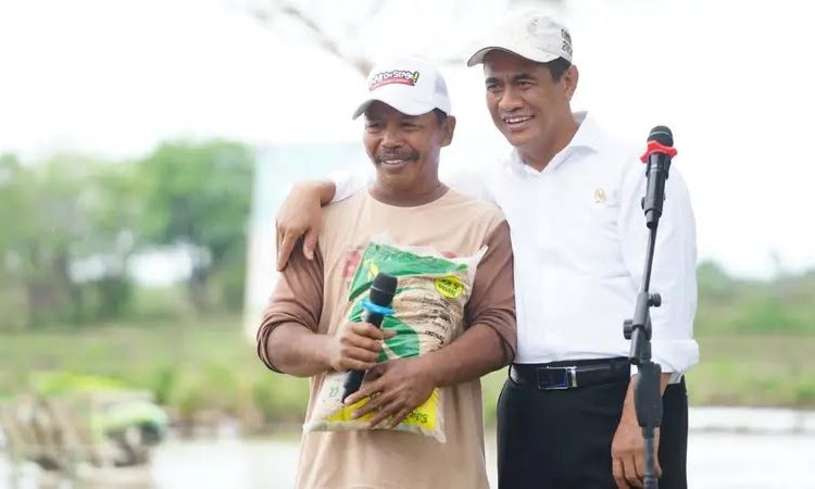 Pastikan Stok Pupuk Aman, Mentan Amran Disambut Meriah saat Kunjungan Kerja ke Jeneponto untuk Penyuluhan Petani 1 Pastikan Stok Pupuk Aman, Mentan Amran Disambut Meriah saat Kunjungan Kerja ke Jeneponto untuk Penyuluhan Petani