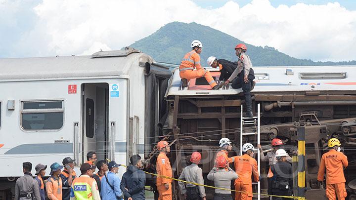 4 Korban Meninggal dan 37 Luka-luka dalam Tabrakan Maut KA di Cicalengka » Warga Berita 1 4 Korban Meninggal dan 37 Luka-luka dalam Tabrakan Maut KA di Cicalengka » Warga Berita