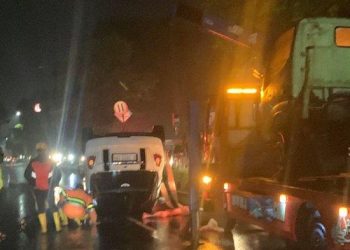 Mini Cooper Terguling Usai Tabrak Pembatas Jalan di Sleman » Warga Berita