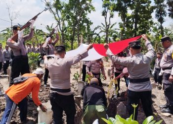Polres Grobogan Menggelar Upacara Pemakaman Resmi untuk Aipda (Purn.) Lagiyo Mujiarto » Warga Berita