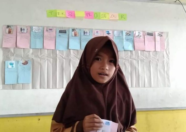 Membuat teks prosedur dengan dinding pajang karya