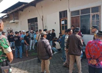Tolak Pembangunan TPST, Ratusan Warga Desa Argodadi, Bantul Geruduk Balaidesa » Warga Berita