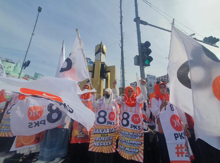 Bukan Bagi-bagi Susu atau Telur, PKS Pilih  Bagikan Jus Saat Gelar Flashmob » Warga Berita