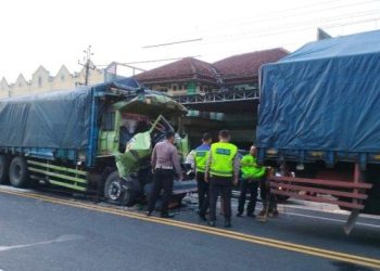 Tronton Cium Bokong Tronton Hingga Ringsek di Kulonprogo, 1 Orang Tewas » Warga Berita