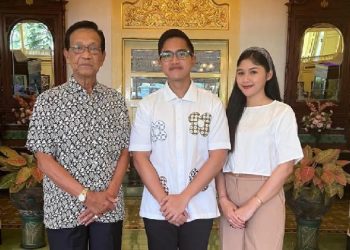 Foto Bersama Kaesang, Sultan HB X Ngapurancang Tiga Jari, Ada Apa? » Warga Berita