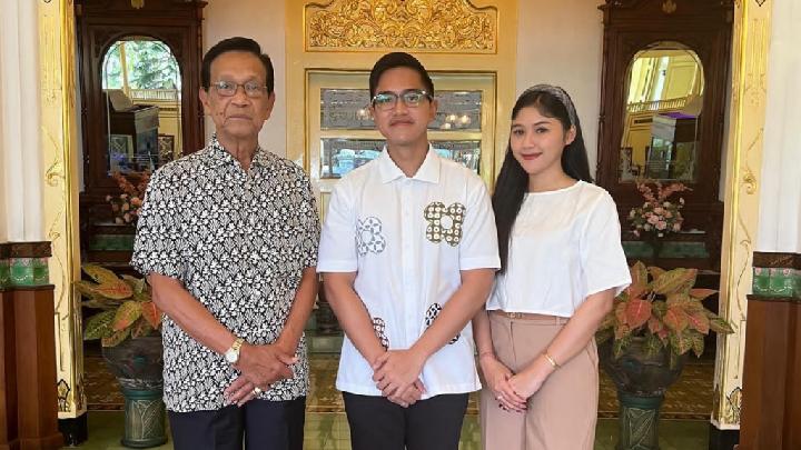 Foto Bersama Kaesang, Sultan HB X Ngapurancang Tiga Jari, Ada Apa? » Warga Berita 1 Foto Bersama Kaesang, Sultan HB X Ngapurancang Tiga Jari, Ada Apa? » Warga Berita
