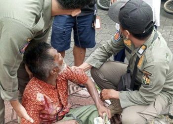 Satpol PP Kota Yogya Amankan Pengemis Viral yang Menenteng Toples Penuh Uang » Warga Berita