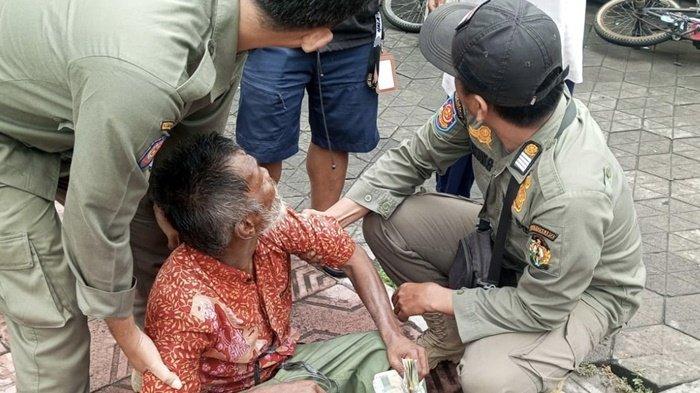 Satpol PP Kota Yogya Amankan Pengemis Viral yang Menenteng Toples Penuh Uang » Warga Berita 1 Satpol PP Kota Yogya Amankan Pengemis Viral yang Menenteng Toples Penuh Uang » Warga Berita