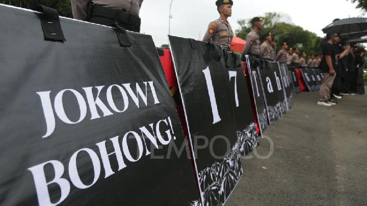 Poster ‘Jokowi Bohong’ Warnai Aksi Kamisan di Depan Istana » Warga Berita 1 Poster ‘Jokowi Bohong’ Warnai Aksi Kamisan di Depan Istana » Warga Berita