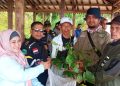 Lindungi Lahan Pertanian Warga Desa Puncak, Hj Tina Wiryawati Gandeng LSM dan Komunitas Lokal Atasi Hama Monyet – Warga Berita