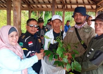 Lindungi Lahan Pertanian Warga Desa Puncak, Hj Tina Wiryawati Gandeng LSM dan Komunitas Lokal Atasi Hama Monyet – Warga Berita