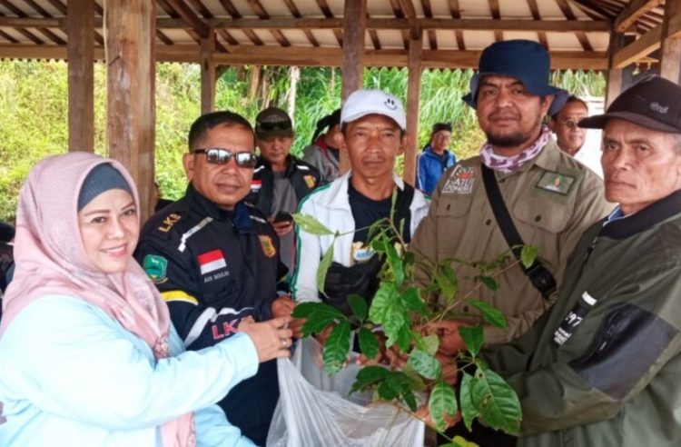 Lindungi Lahan Pertanian Warga Desa Puncak, Hj Tina Wiryawati Gandeng LSM dan Komunitas Lokal Atasi Hama Monyet – Warga Berita 1 Lindungi Lahan Pertanian Warga Desa Puncak, Hj Tina Wiryawati Gandeng LSM dan Komunitas Lokal Atasi Hama Monyet – Warga Berita